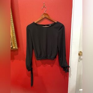 Slight cropped tie sleeves top